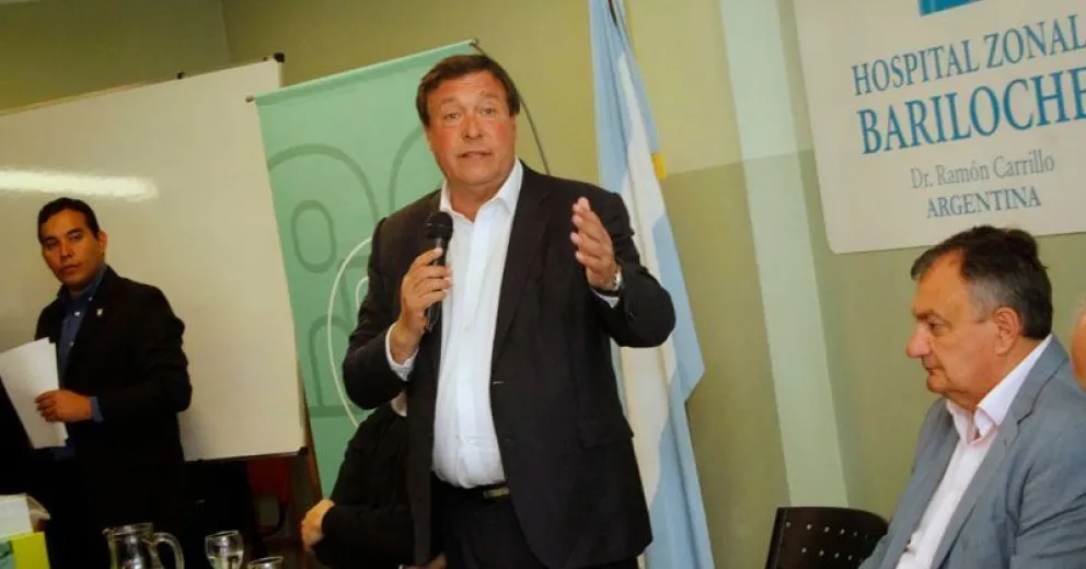 El gobernador esta mañana en el hospital de Bariloche. 