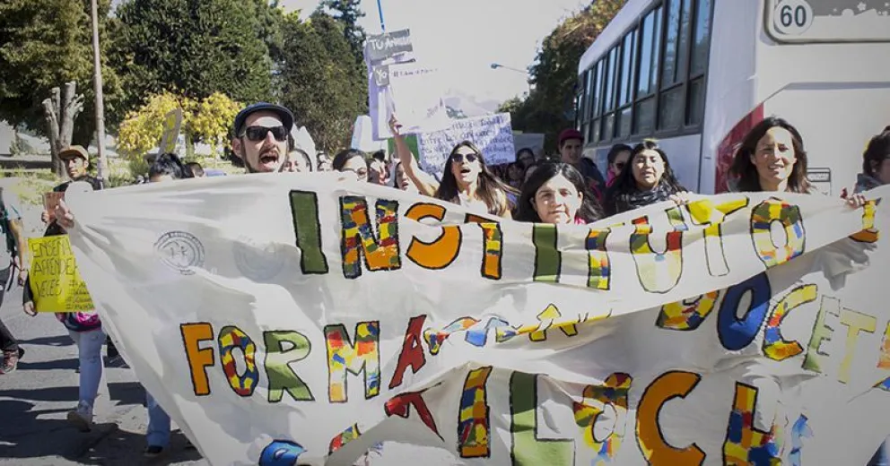Comunidad educativa del IFDC llevó sus reclamos al Centro Cívico