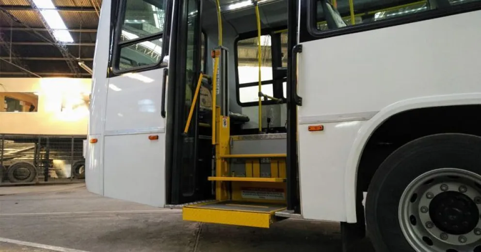 Incorporan dos micros urbanos con rampas para personas con discapacidad