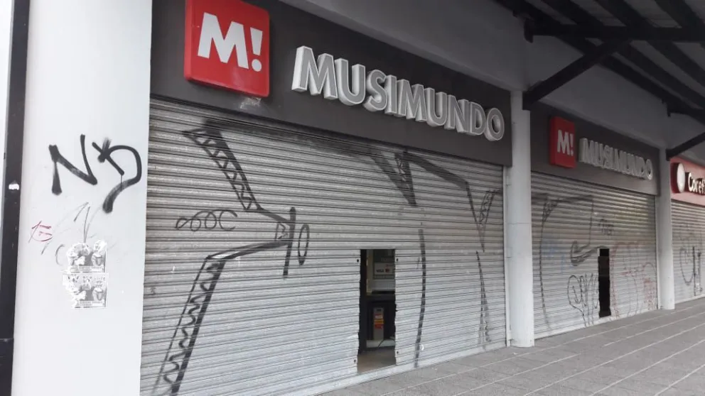 Cerraron el local de Musimundo en calle Onelli