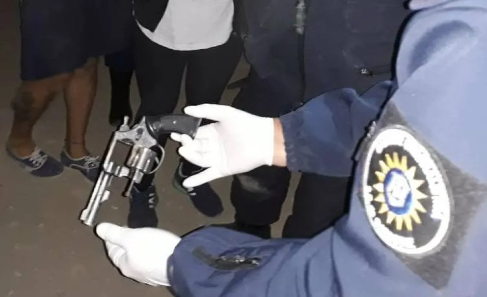 Un hombre apuntó con un arma a efectivos policiales