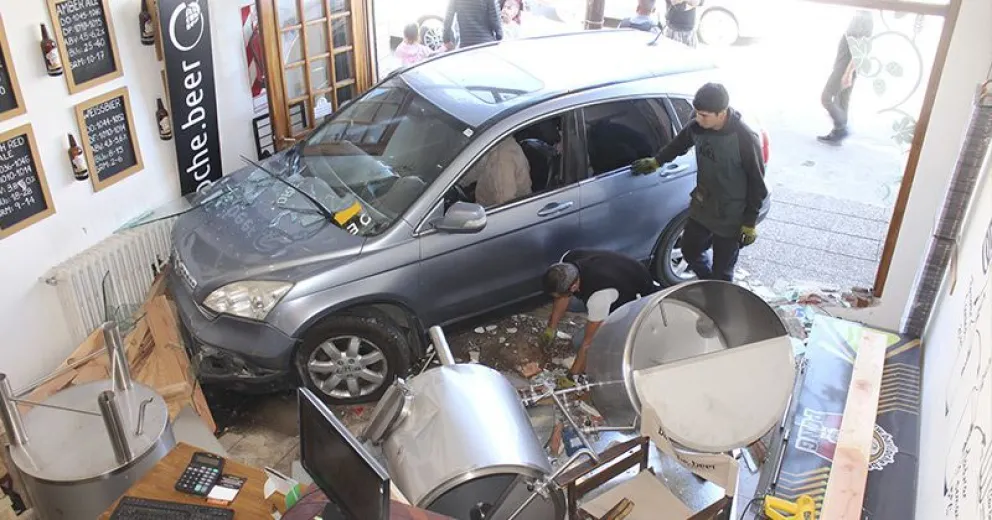 Una camioneta se estrelló contra un comercio cervecero