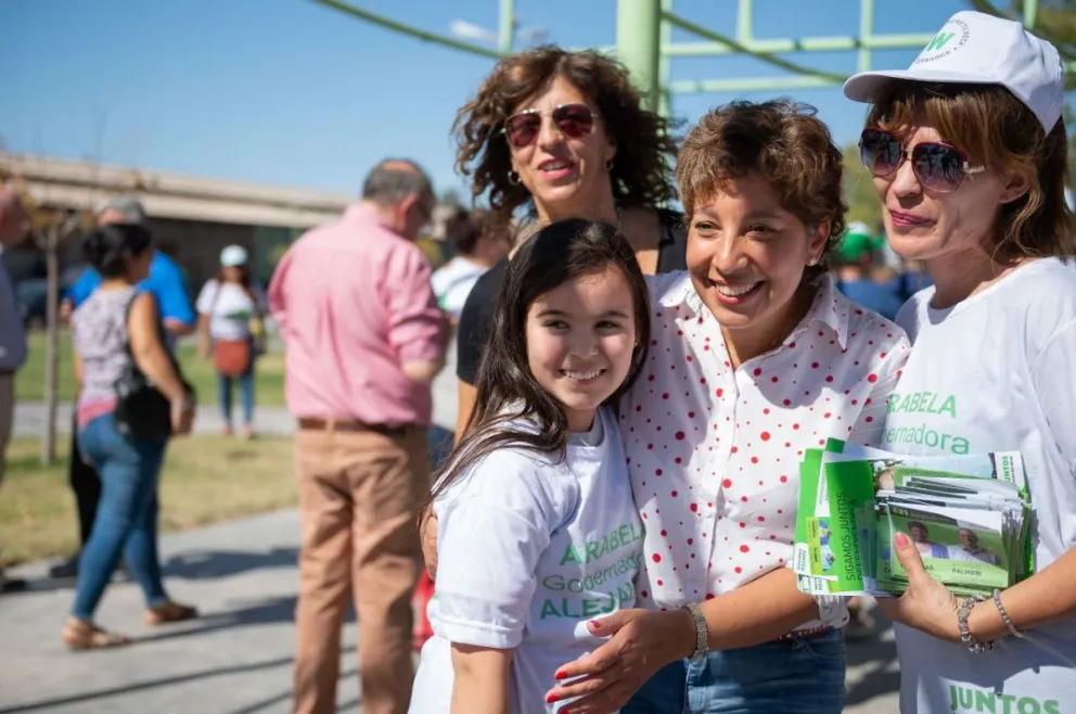 Arabela Carreras compartió actividades y caminatas con vecinos y militantes