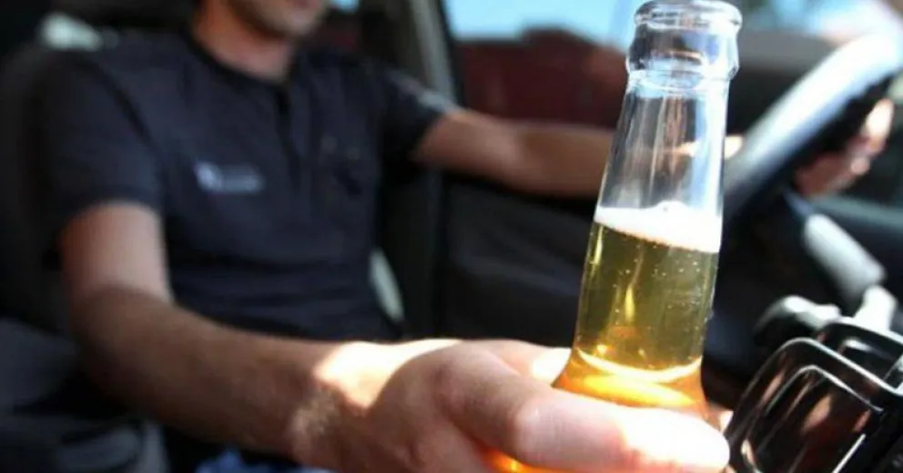 Despidieron a un camionero que trabajó una hora y se detuvo en un bar a tomar alcohol