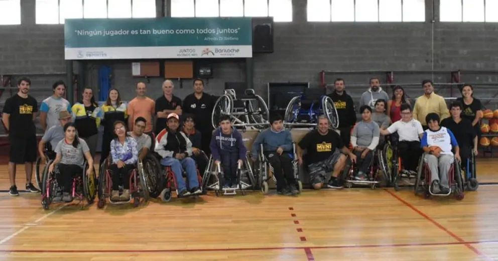 Después de un bingo solidario, entregaron sillas de ruedas para deportes adaptados
