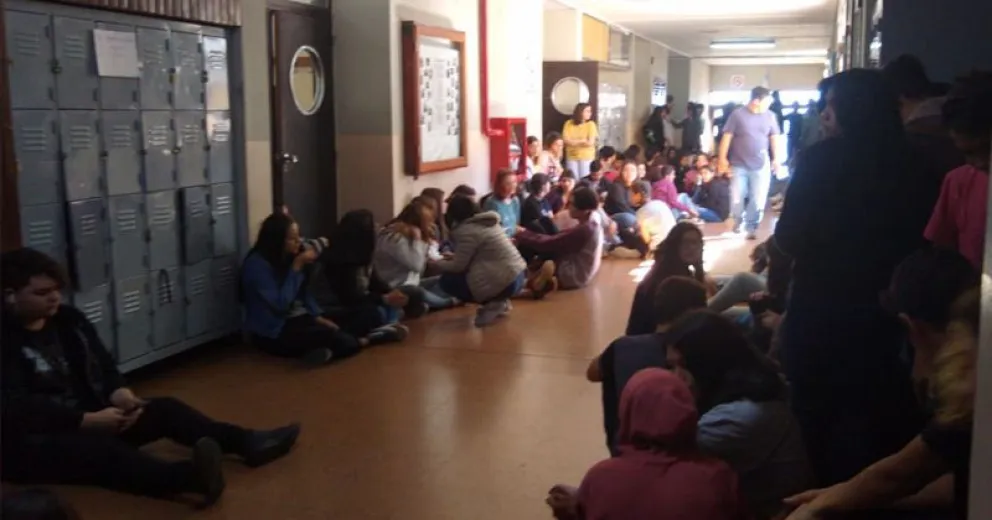 Denuncian que una joven fue obligada a retirarse de una clase por asistir con su hija