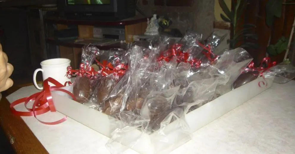 Una organización de mujeres quiere llegar a fabricar mil huevos de pascua para donar