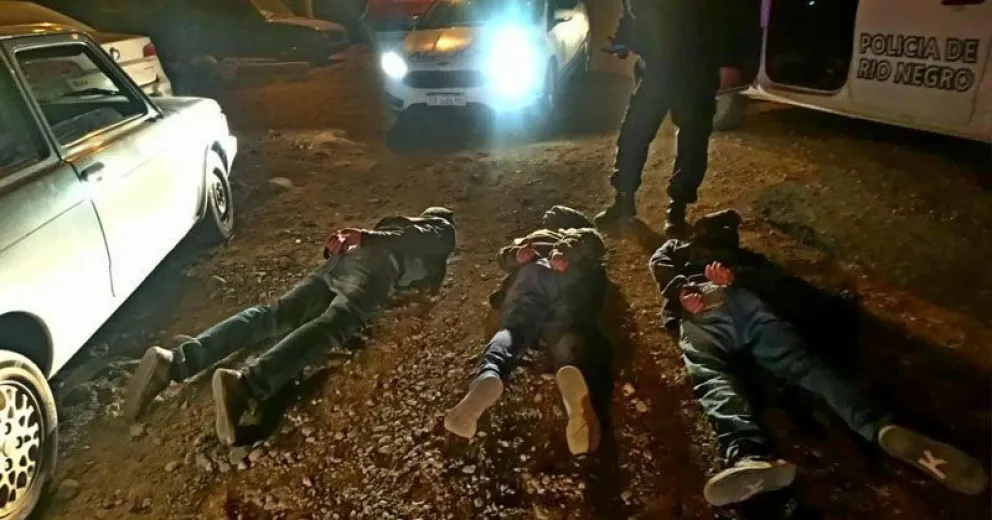 Tres delincuentes robaron un auto y asaltaron a adolescentes en la calle