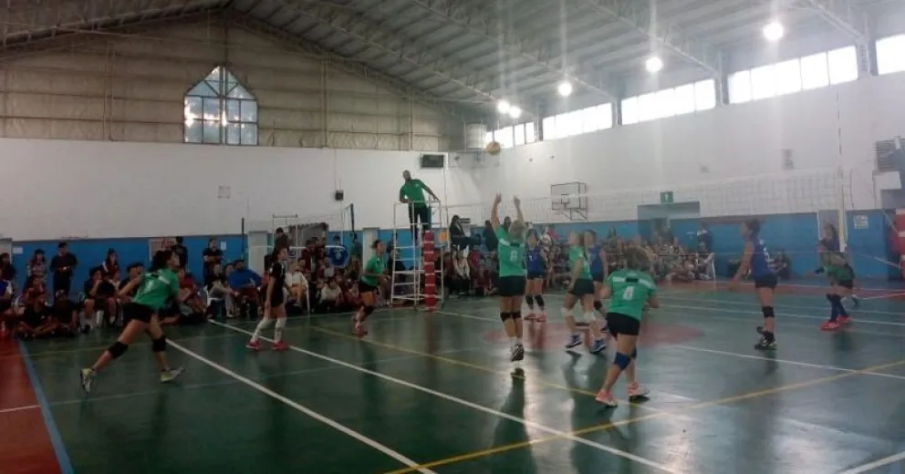El partido decisivo en mujeres, entre Club Cipolletti y CEF N° 8.