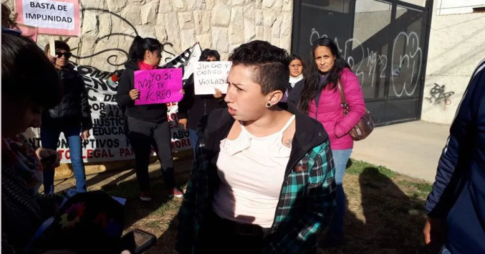 Agrupaciones de mujeres piden prisión para el imputado por abuso en Pilcaniyeu