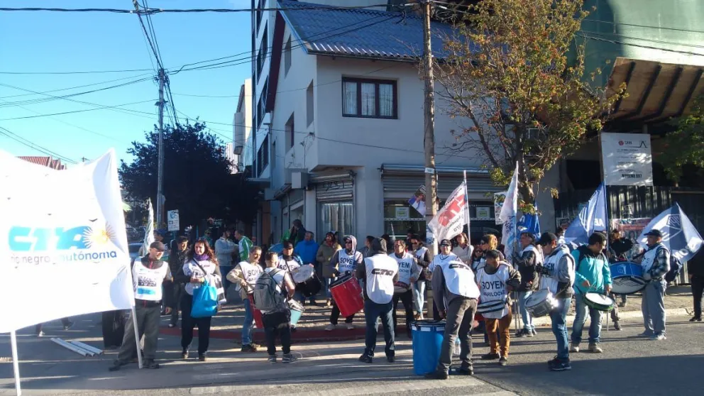 Gremios marcharon en Bariloche recordando a Carlos Fuentealba