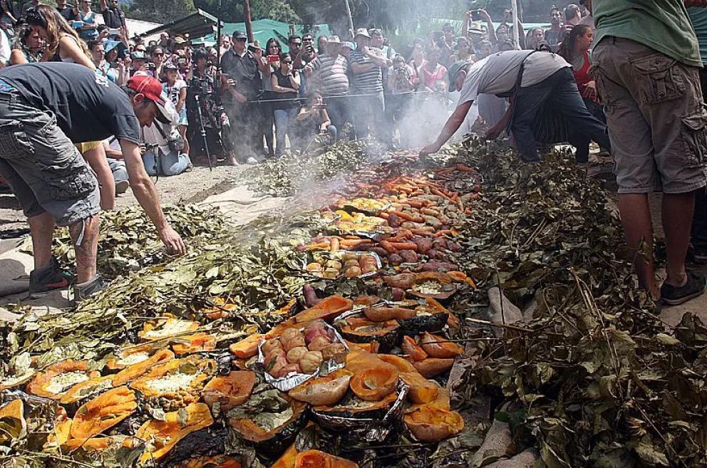 Curanto: la comida que se cocina bajo tierra y que debés degustar en Bariloche