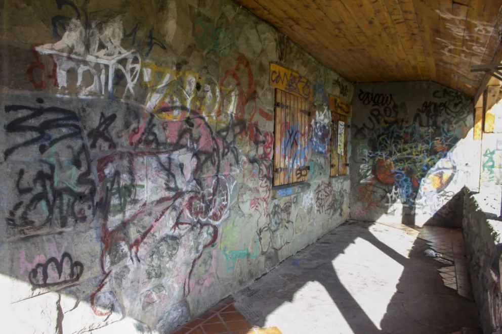 Lamentable: pintaron grafitis en paredes y vidrios de la Sala Frey