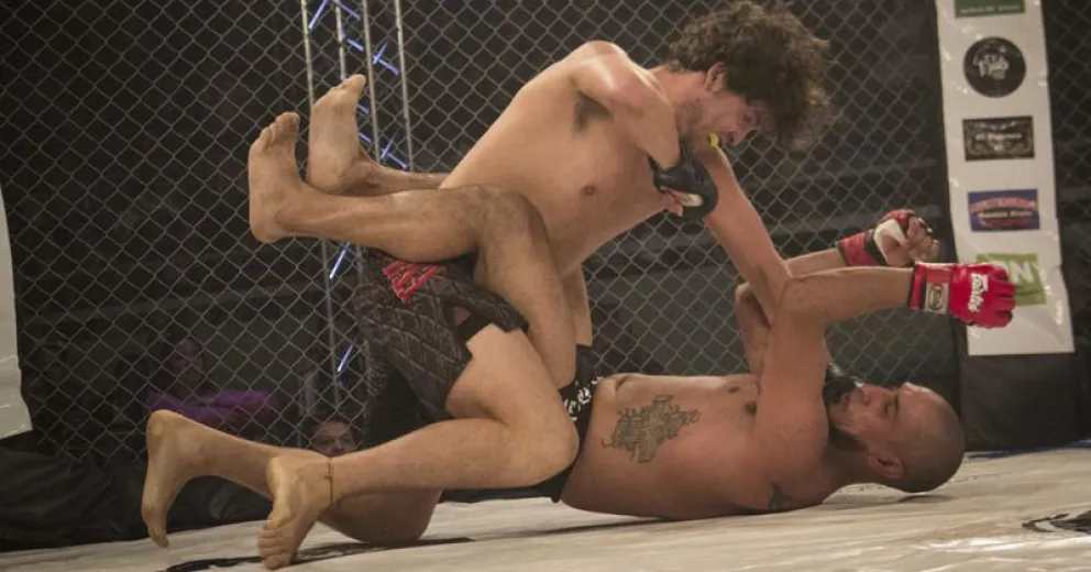 El MMA y el Kick Boxing se lucieron en el gimnasio de Bomberos Voluntarios