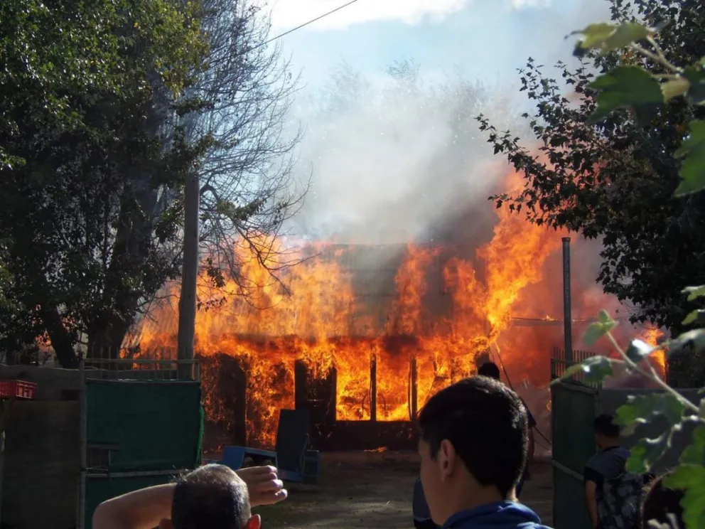 Incendio consumió una vivienda por completo