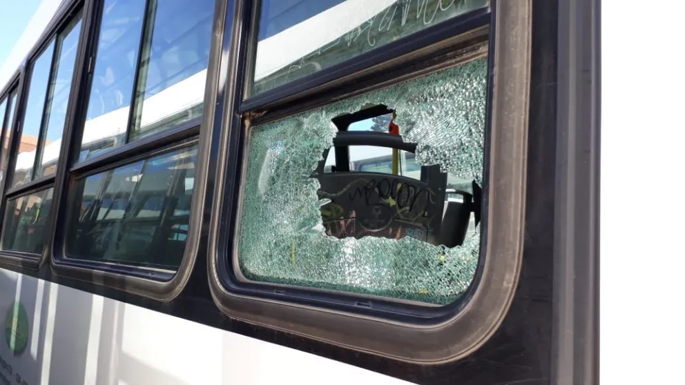 Jóvenes encapuchados rompieron micro de Mi Bus a cabezazos