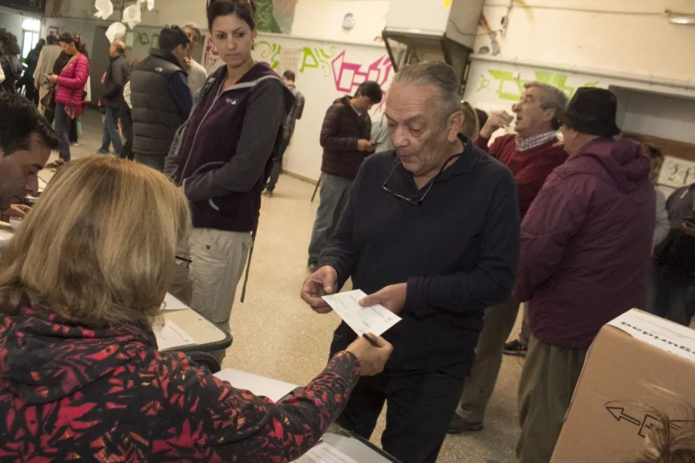 Apostillas de un acto eleccionario normal y distendido