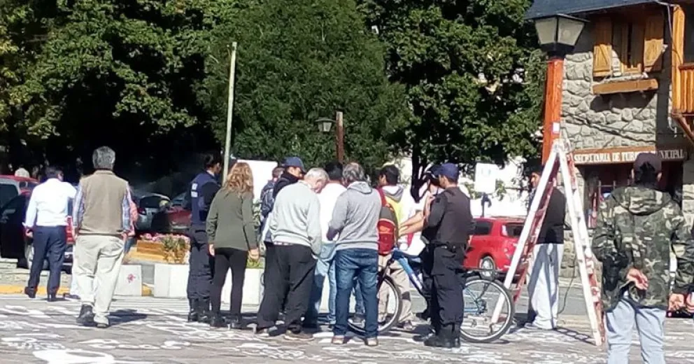 Turistas atónitos por la pelea de dos municipales, uno de los cuales fue apuñalado