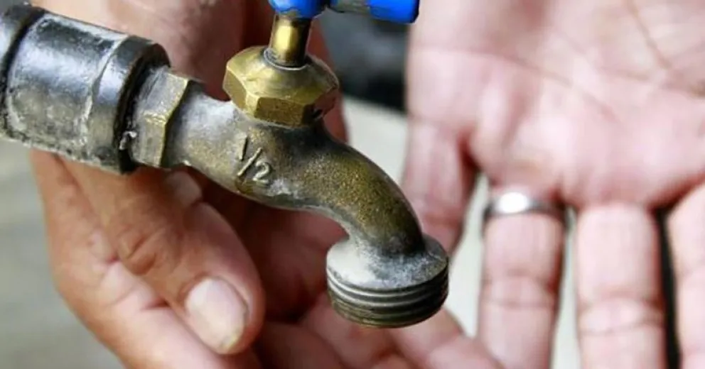 Empresa privada rompió un caño de agua y varios barrios quedaron sin agua