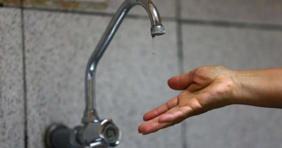 Se reduce el servicio de agua en siete barrios