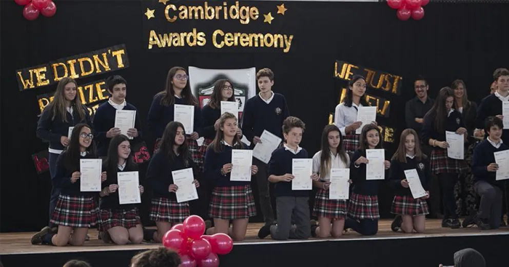 Alumnos del Colegio San Esteban recibieron certificados de los exámenes de Cambridge