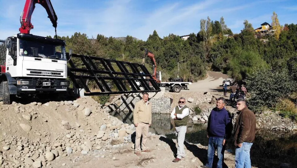 Operarios montaron la estructura metálica del puente Negro