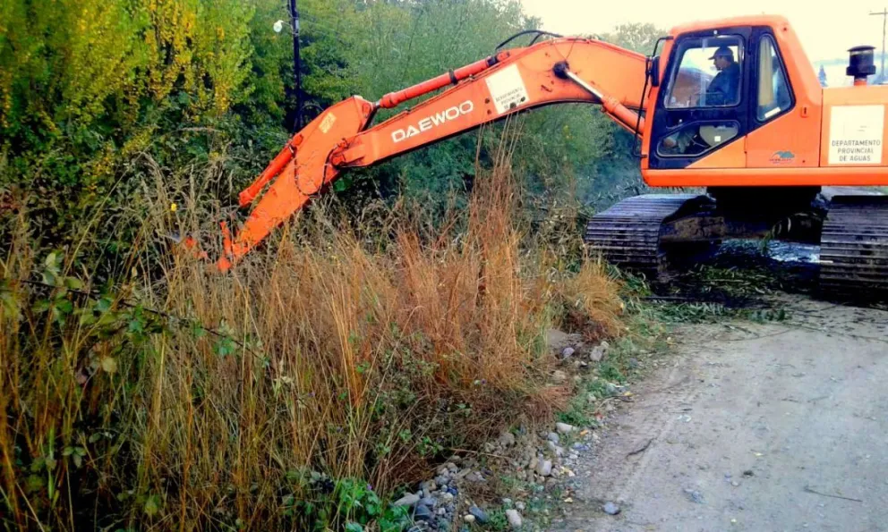 Avanza la limpieza del arroyo Negro en El Bolsón   