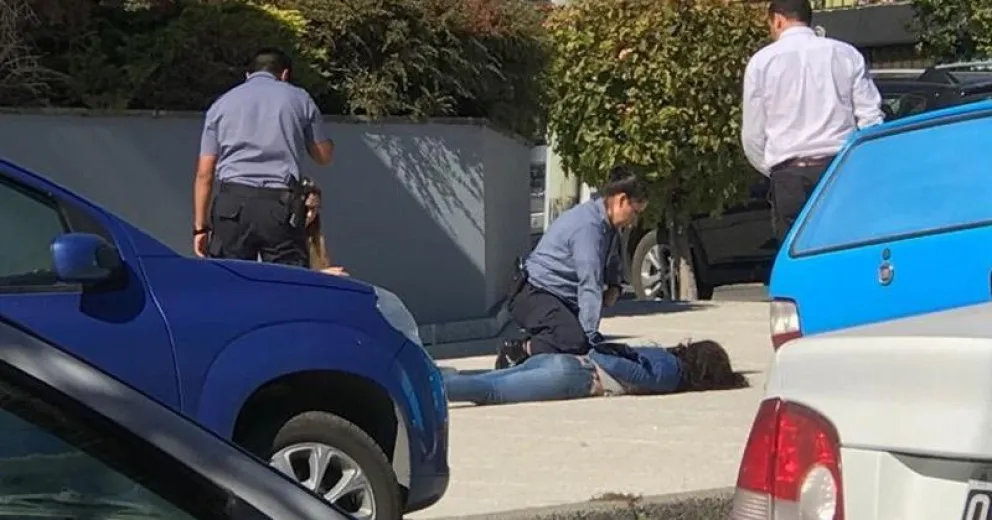 Permanecerá con prisión preventiva la mujer que robó en dos locales comerciales