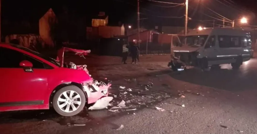 Fuerte choque frontal entre un auto y una camioneta: uno de los conductores estaba alcoholizado