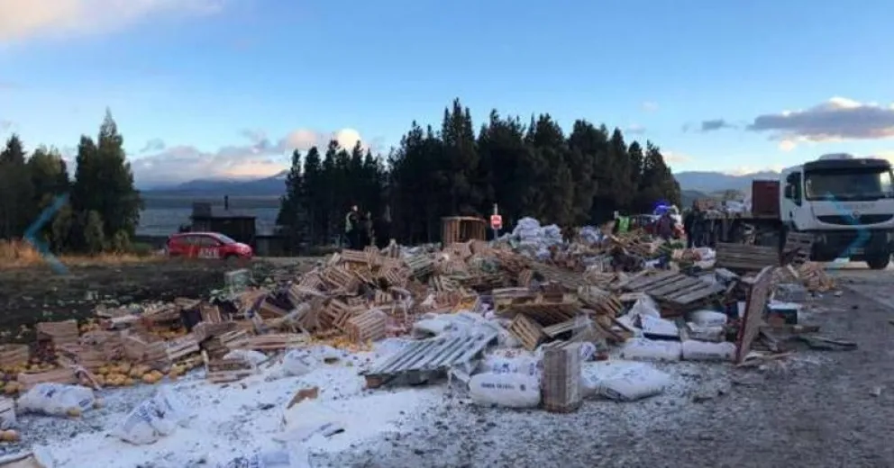 Un camión perdió toda la mercadería del acoplado