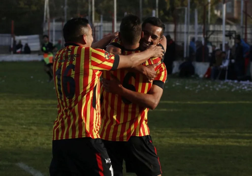 Cruz del Sur goleó a Estudiantes en el clásico y es más puntero que nunca