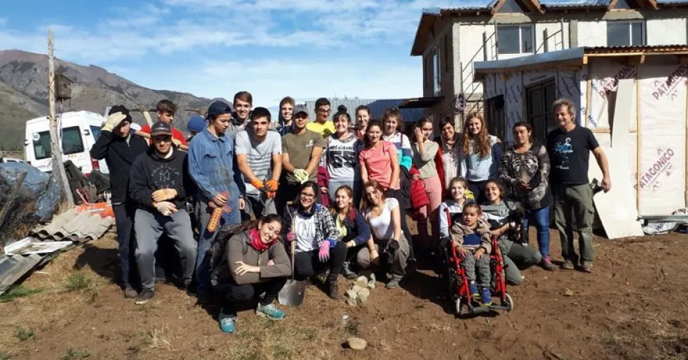 Estudiantes de secundaria colaboraron con una familia que padece serias necesidades