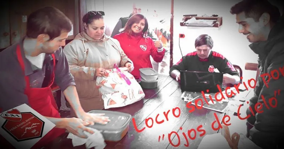Movida solidaria de chicas y chicos de la Peña de Independiente
