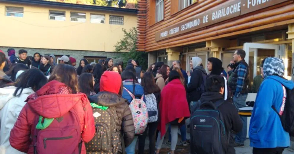 Alumnos de la ESRN 46 reclamaron por fallas en la calefacción