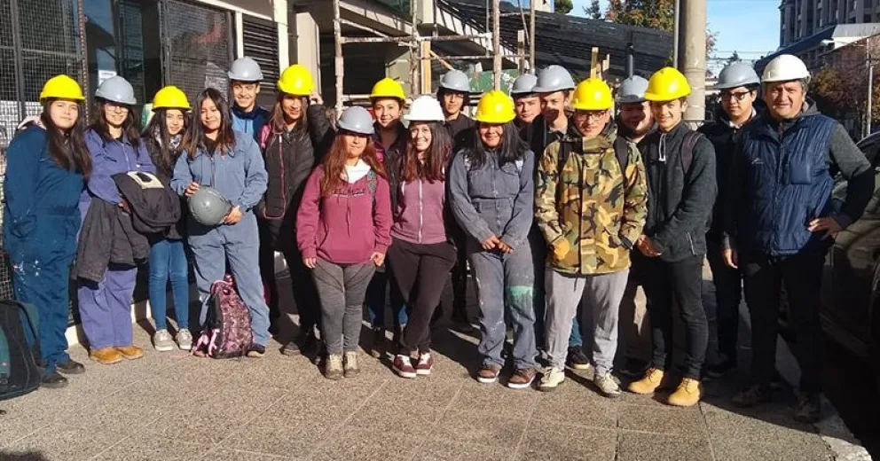 Alumnos del colegio Nehuen Peuman en tarea práctica