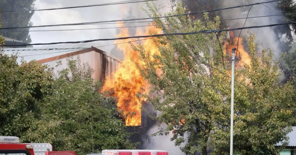 Incendio afectó dos viviendas de calle Santa Cruz: afortunadamente no hubo heridos
