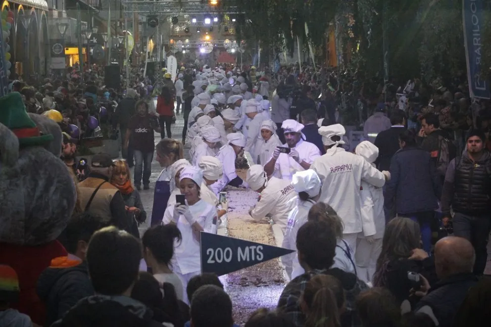 La barra más larga del mundo cautivó a turistas y residentes