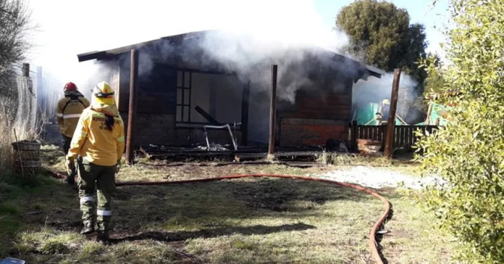 Asistieron a dos hermanas durante el incendio de una vivienda