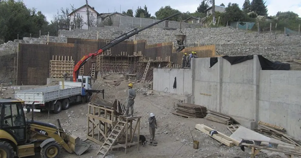 Levantan los muros de contención del gimnasio del CRUB