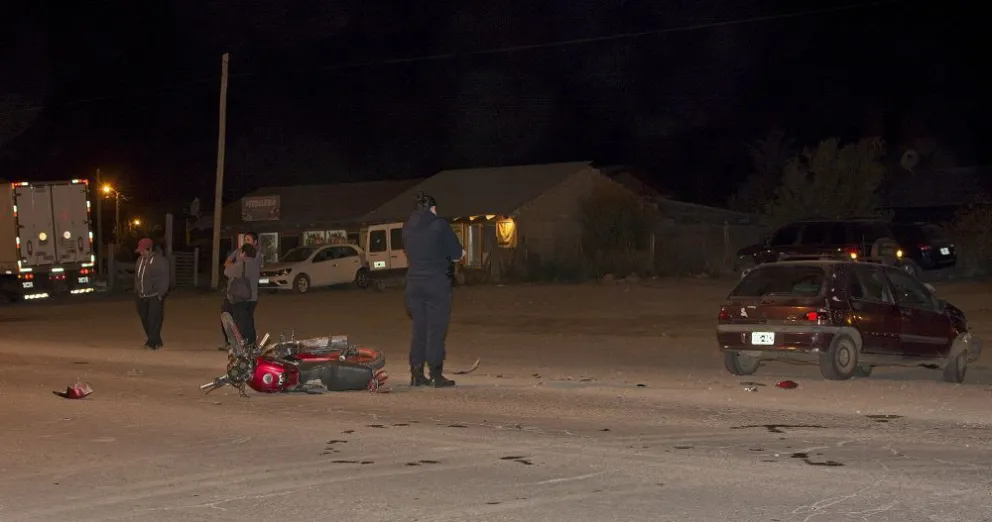 Motociclista en grave estado por violento choque contra un auto