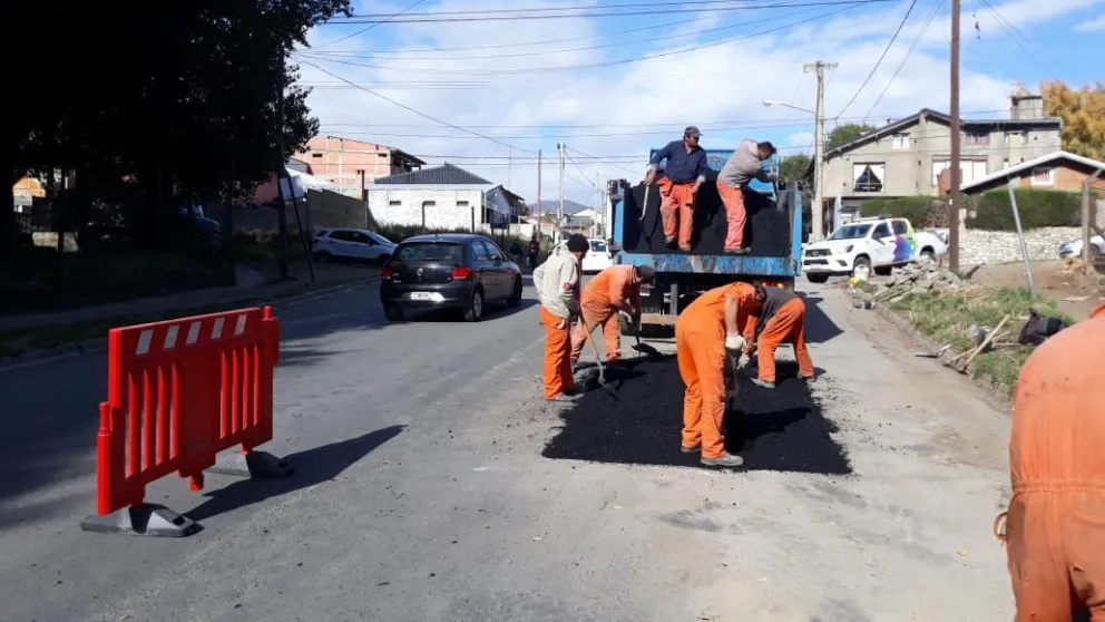 La cuadrilla de bacheo esparció 36 toneladas de asfalto