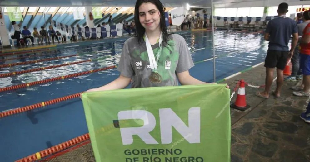 Anna Huusmann se tiró a la pileta y salió bañada en oro