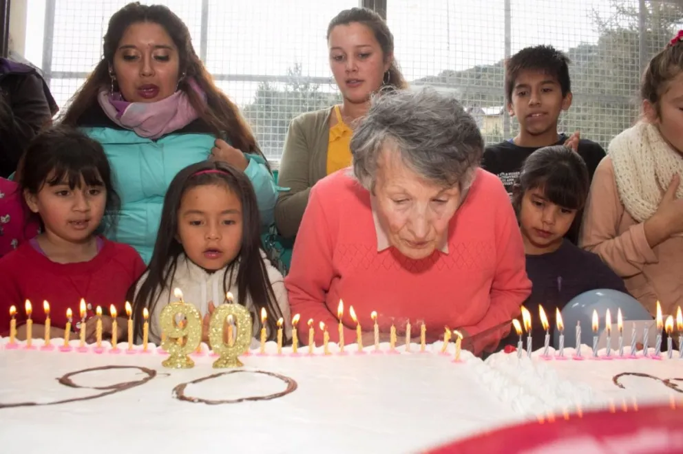 Nelly Panizza cumplió 90 años y lo festejó con las familias del barrio Vivero