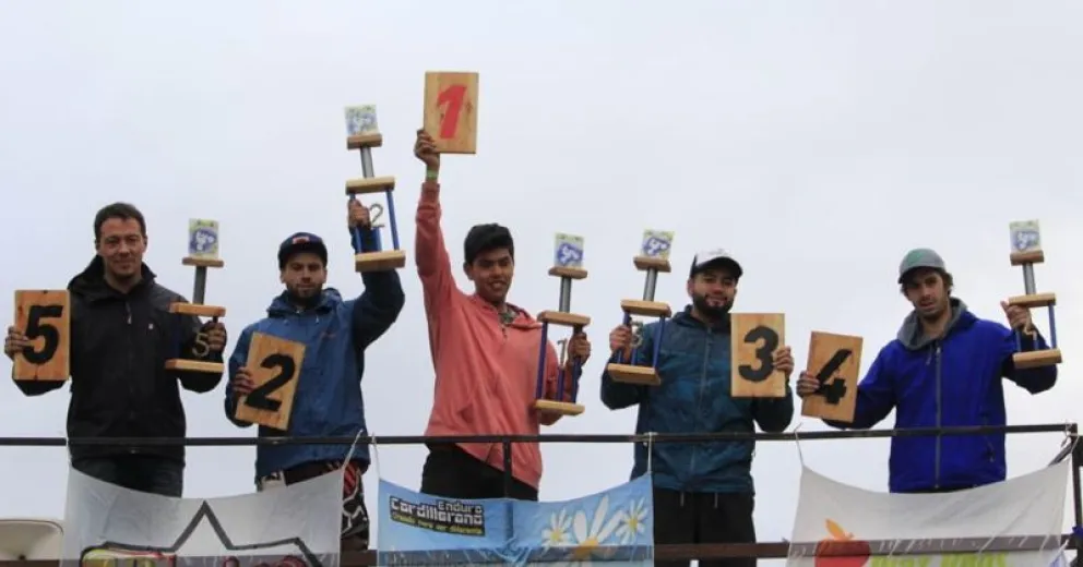 El podio de la categoría Junior. El 1º, 2º y 3º todo para Bariloche.