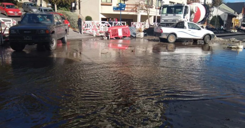 Rotura de un caño en la obra de Mitre