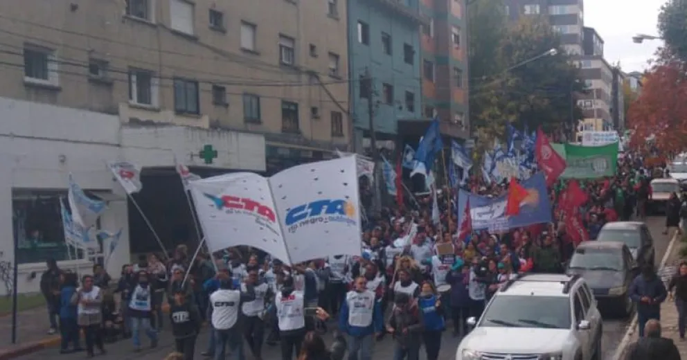 Sindicatos marcharon hasta el Centro Cívico