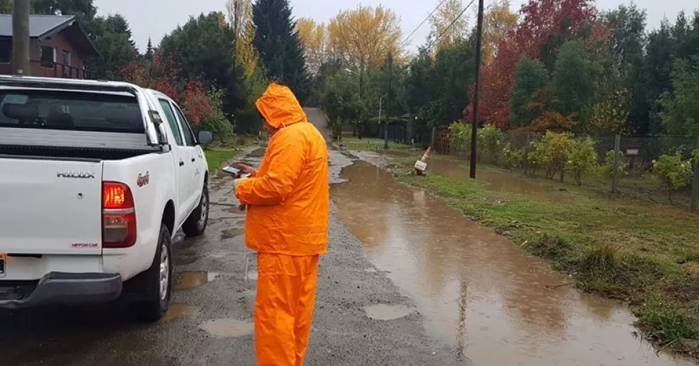 Cuadrillas municipales intervinieron en varios barrios por el temporal de lluvia y viento
