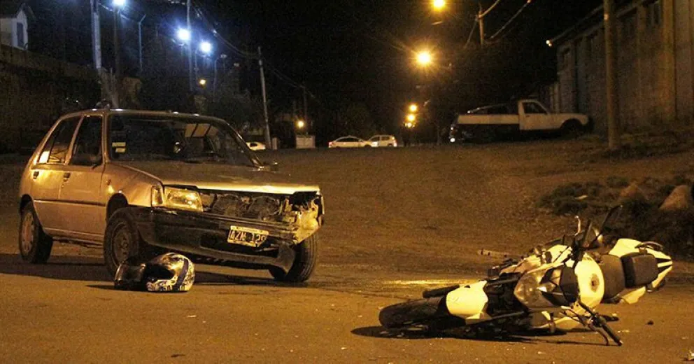 Violento accidente entre una moto y un auto