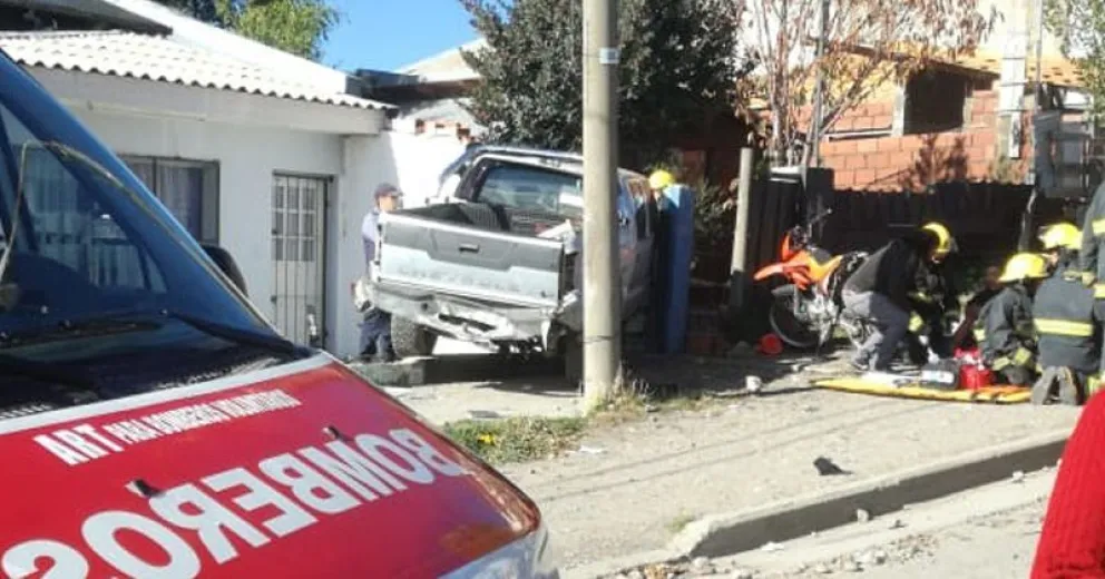 Chocaron dos camionetas, una se fue a la vereda y atropelló a dos personas