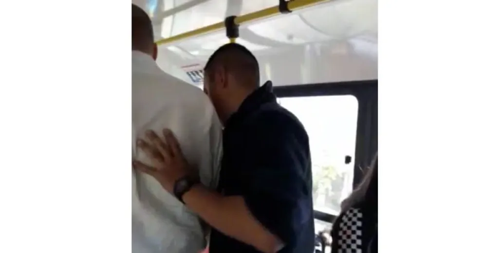 Demoraron a un individuo acusado de acosar a una menor a bordo de un micro   